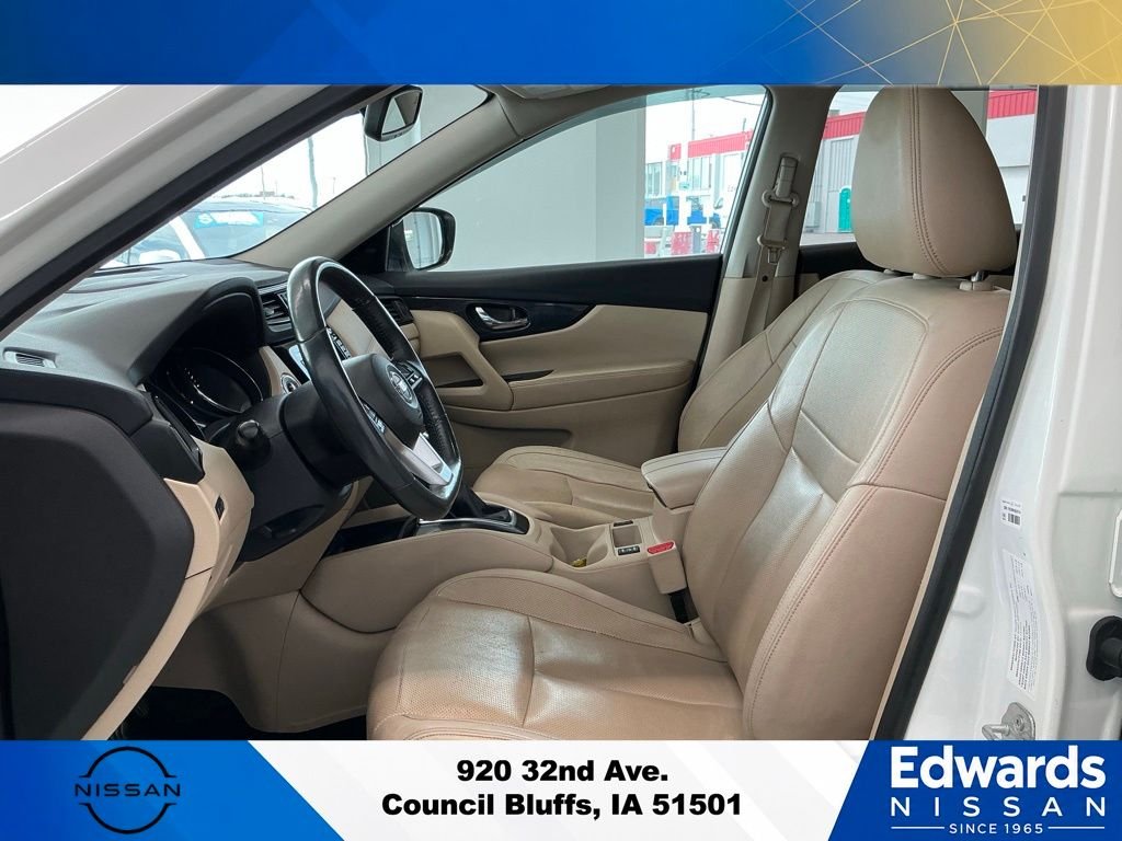 Used 2017 White Nissan  image 22