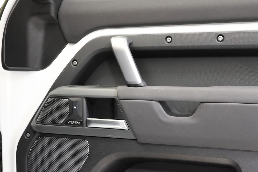 Used 2023 Fuji White Land Rover X-Dynamic SE image 37