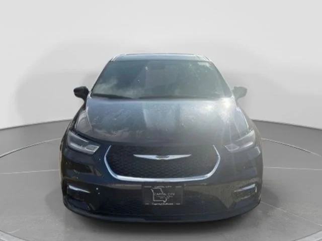 New 2026 Diamond Black Crystal Pearl-Coat Exterior Paint Chrysler Select image 4