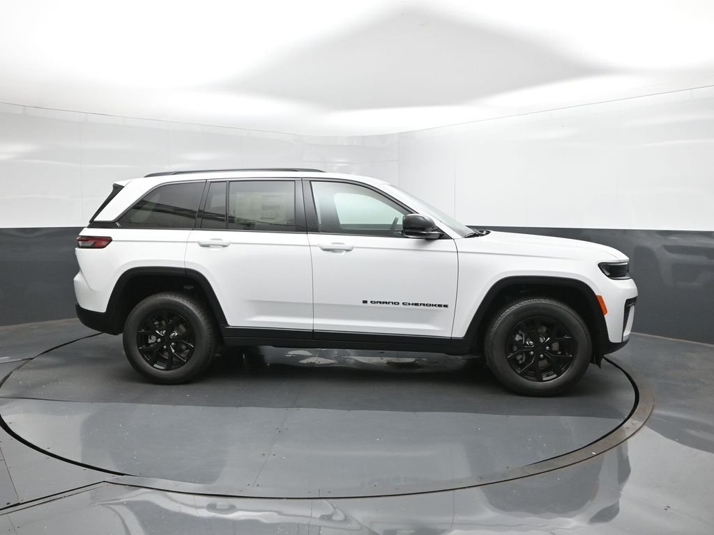 New 2026 Bright White Clear-Coat Exterior Paint Jeep Altitude image 15