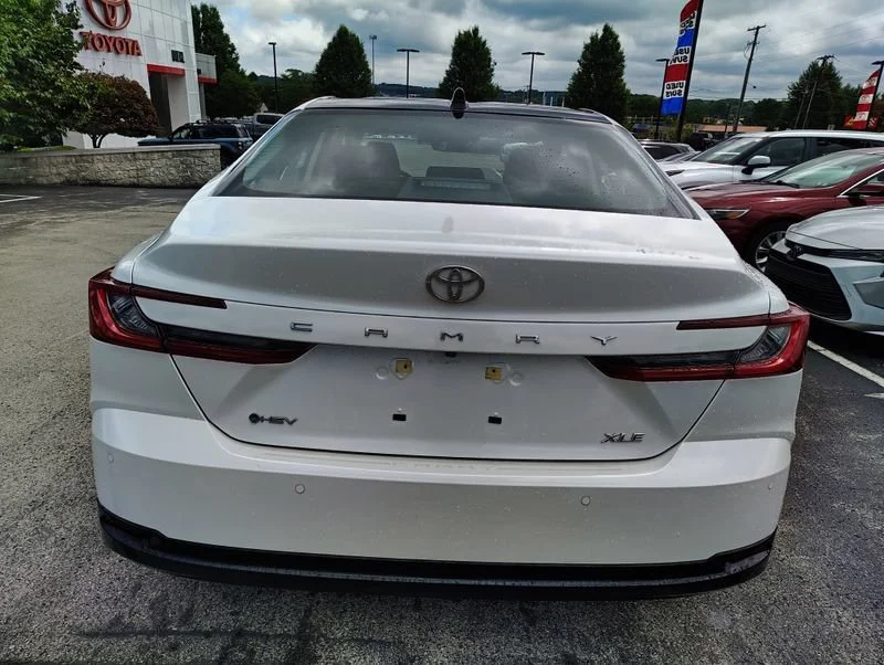 Used 2025 Off-white Toyota XLE image 5