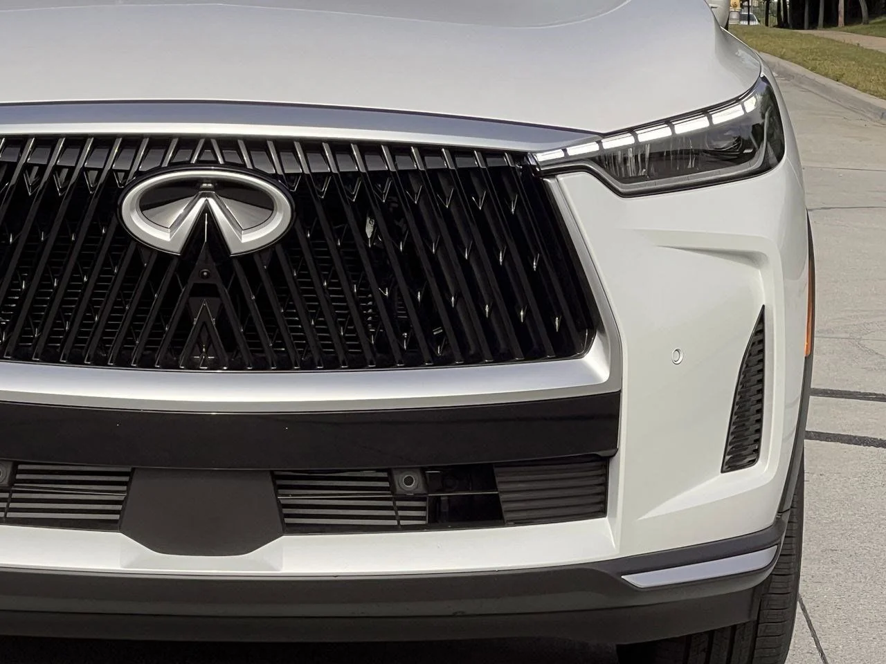 New 2027 RADIANT WHITE INFINITI Luxe FWD image 8