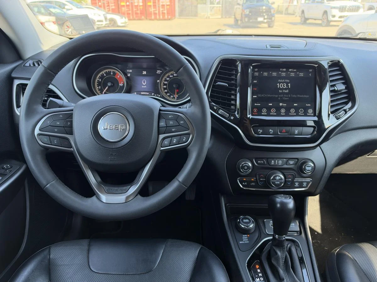 Used 2022 Grey Jeep Limited 4x4 image 18