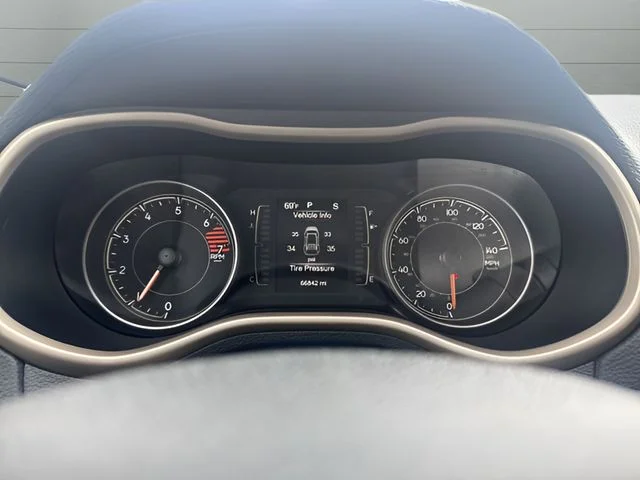Used 2018 Silver Jeep Latitude image 11
