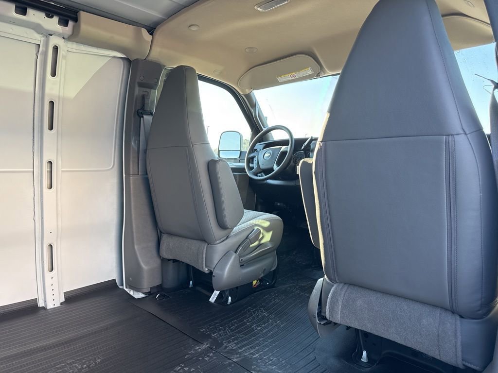 2025 Chevrolet Express Cargo Work Van - Photo 14