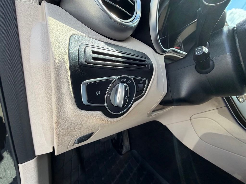 Used 2022 Black Mercedes-Benz GLC 300 image 23