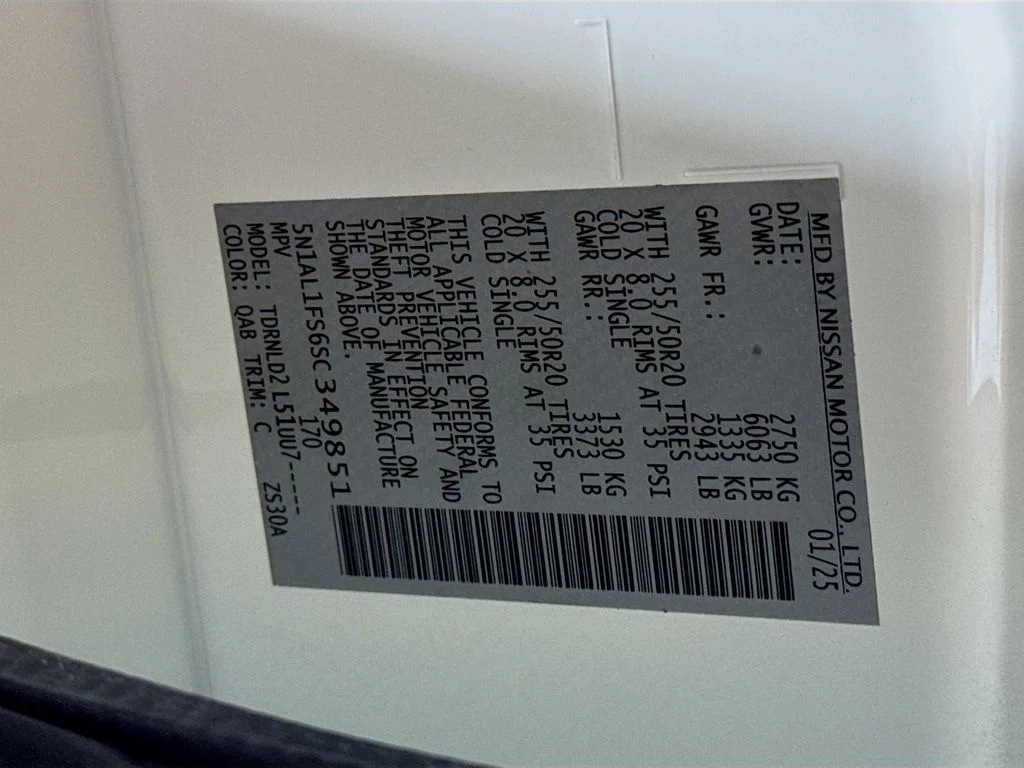 Certified Used 2025 White INFINITI LUXE image 46