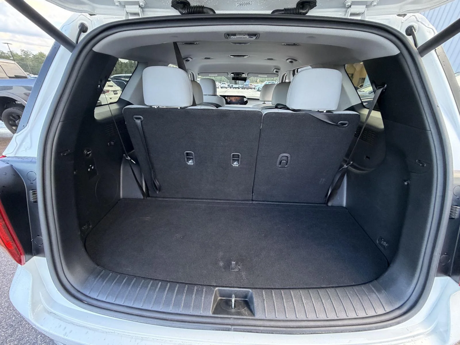 Used 2025 Hyper White Hyundai SEL image 20