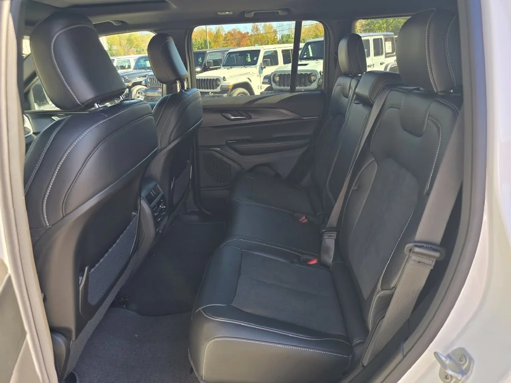 New 2027 White/off-white Jeep Laredo X image 10