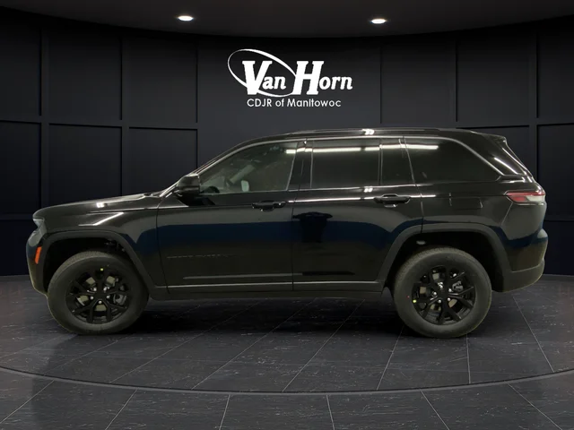 New 2026 Diamond Black Crystal Pearl-Coat Exterior Paint Jeep Altitude image 13