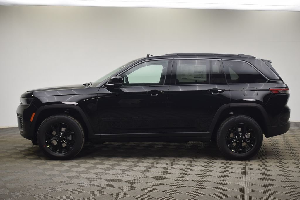 New 2026 Diamond Black Crystal Pearl-Coat Exterior Paint Jeep Laredo Altitude image 13