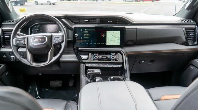 Used 2025  GMC AT4 image 18