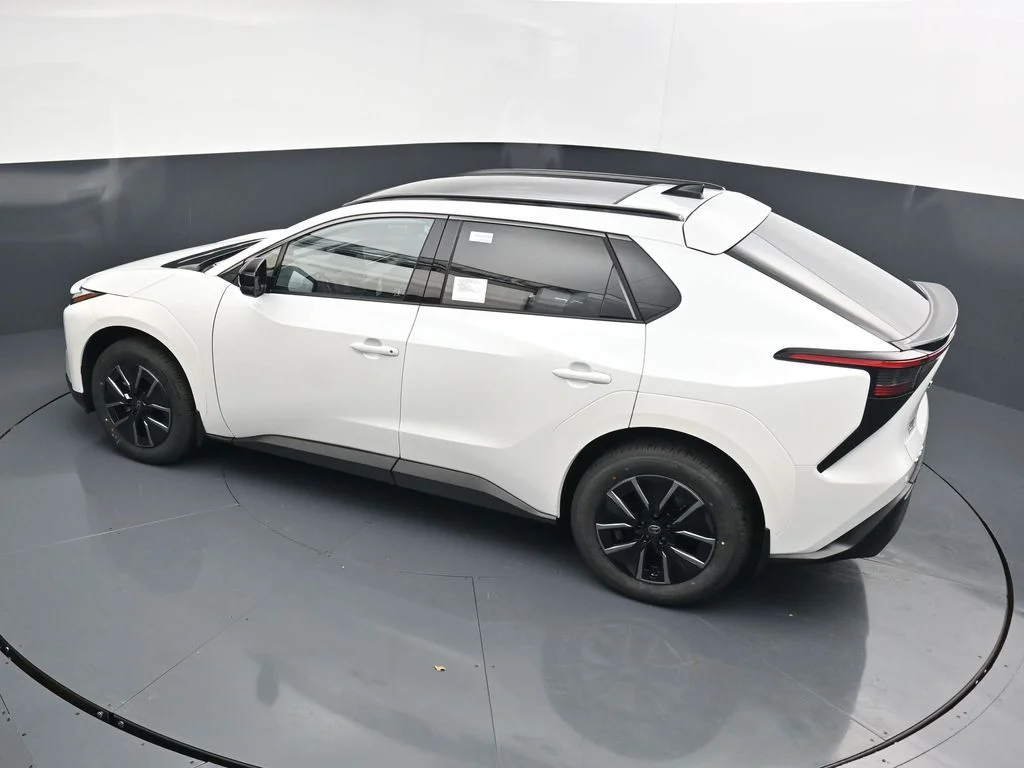 New 2026 Wind Chill Pearl <sup>1</sup> Toyota  XLE image 24