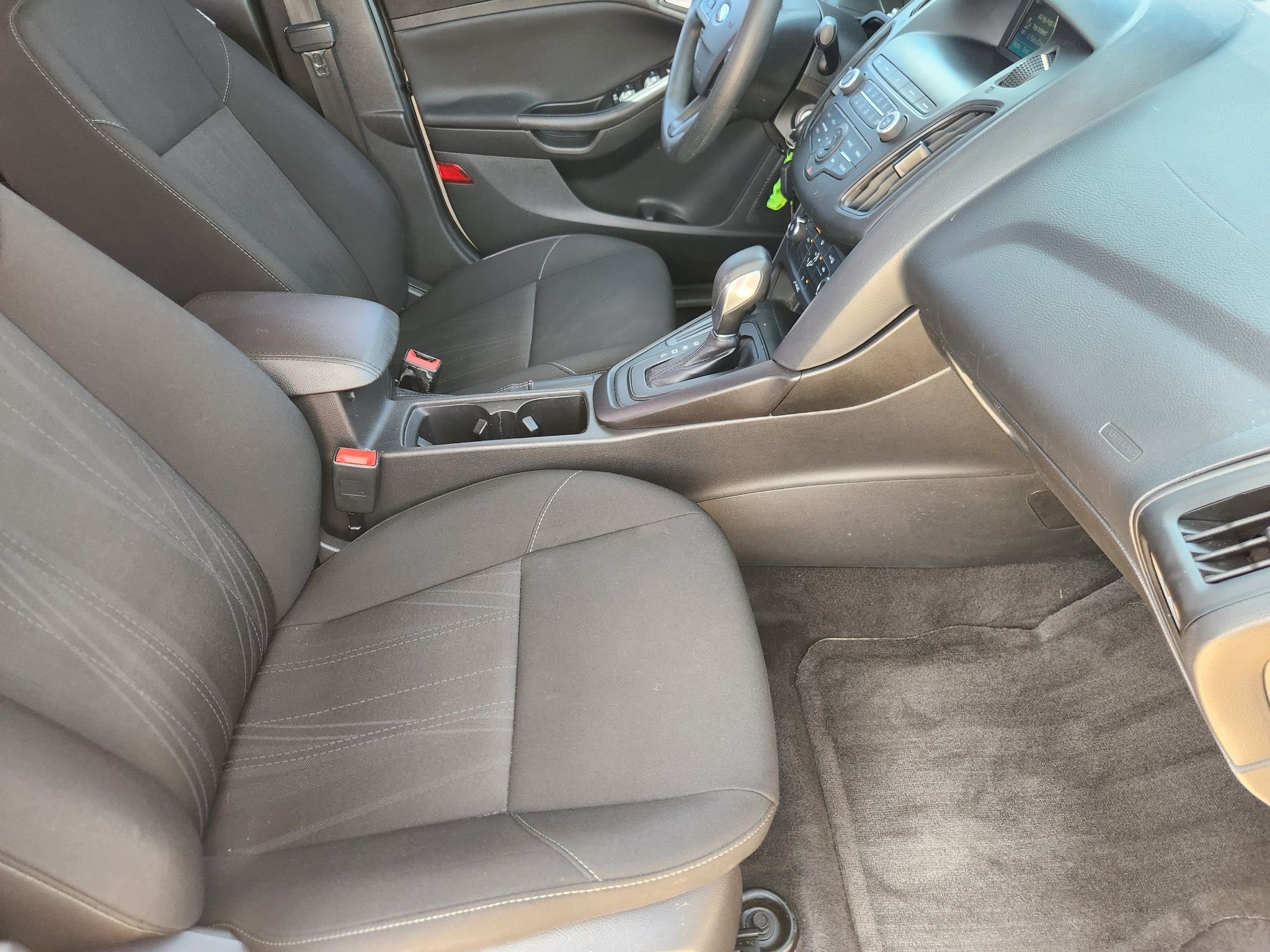 Used 2018 White Gold Metallic Ford SE image 14