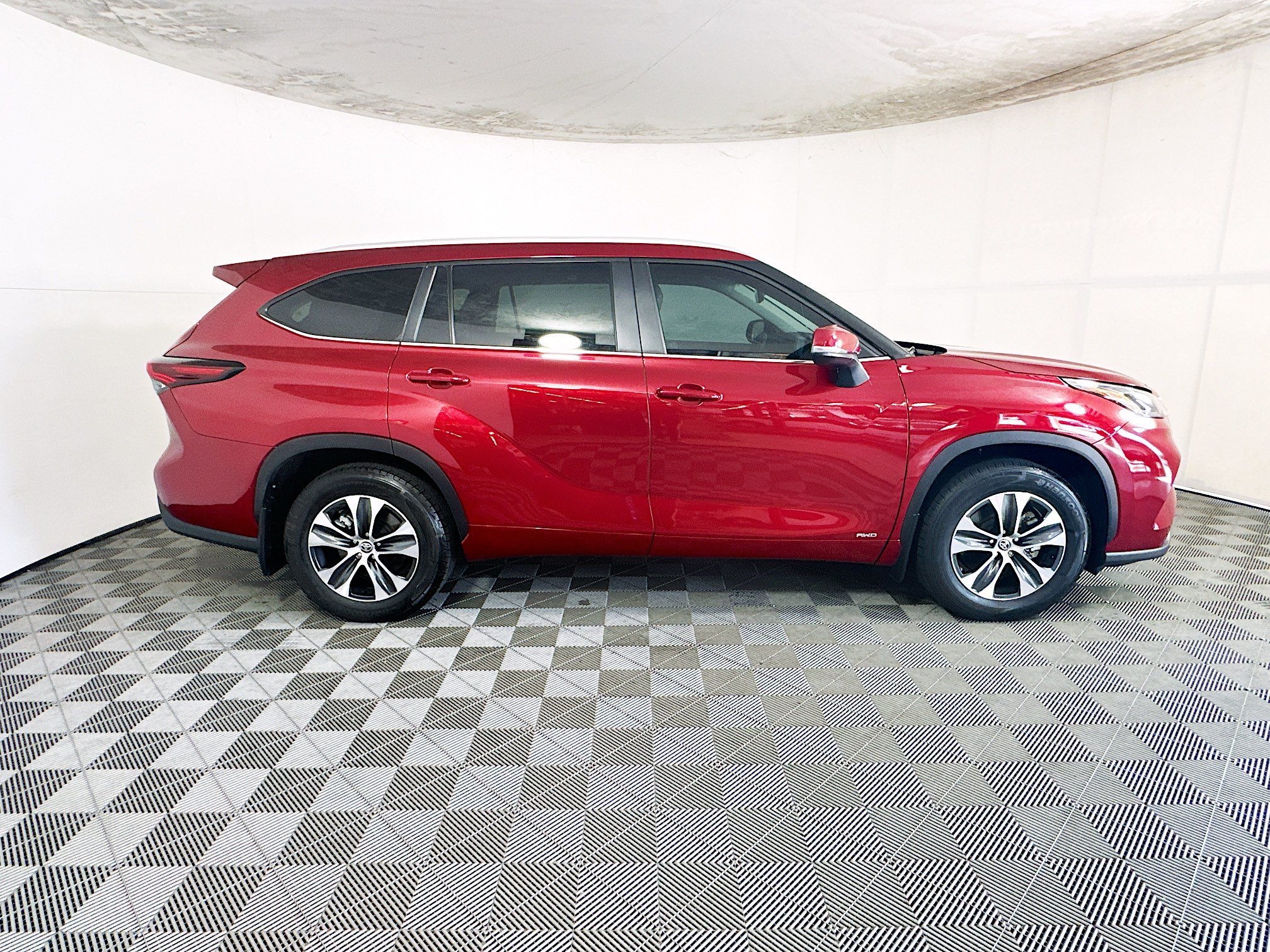Used 2025 Pearl Toyota Hybrid XLE image 2