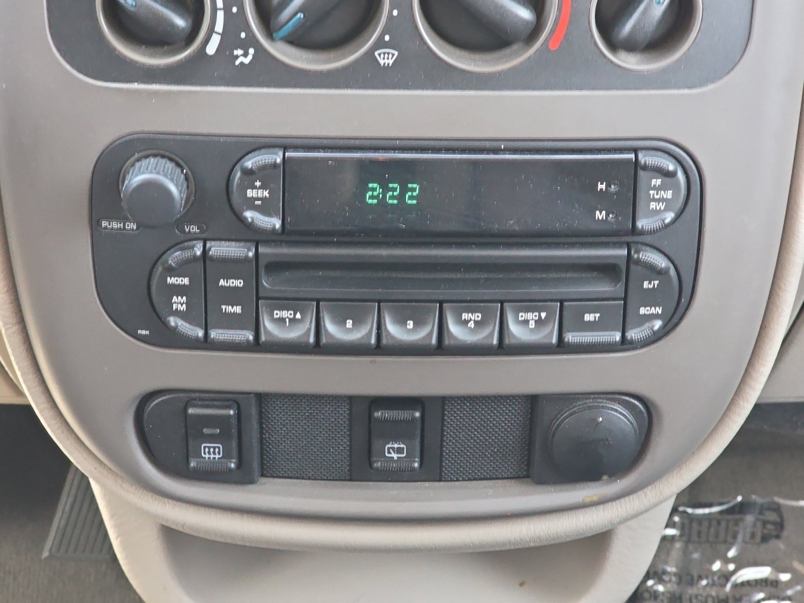 Used 2005 Linen Gold Pearlcoat Metallic Chrysler  image 23