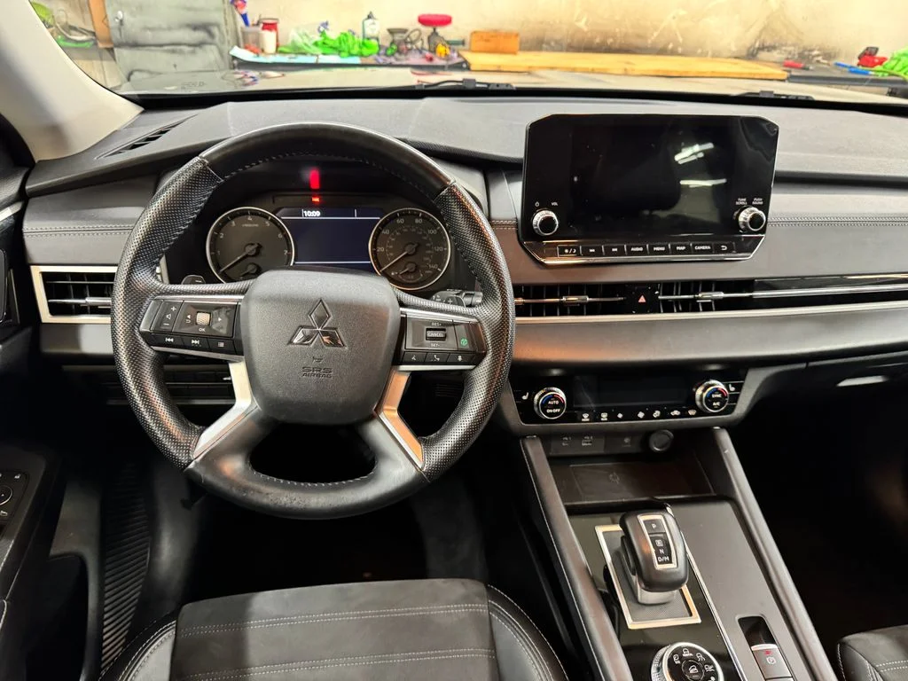 Used 2024 Gray Mitsubishi SE image 18