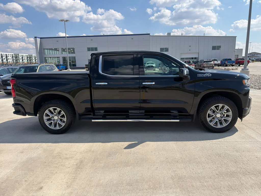 Used 2022 BLACK Chevrolet High Country image 4