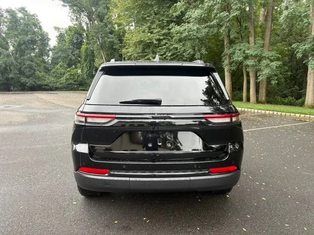 Used 2025 Diamond Black Jeep Altitude X image 5
