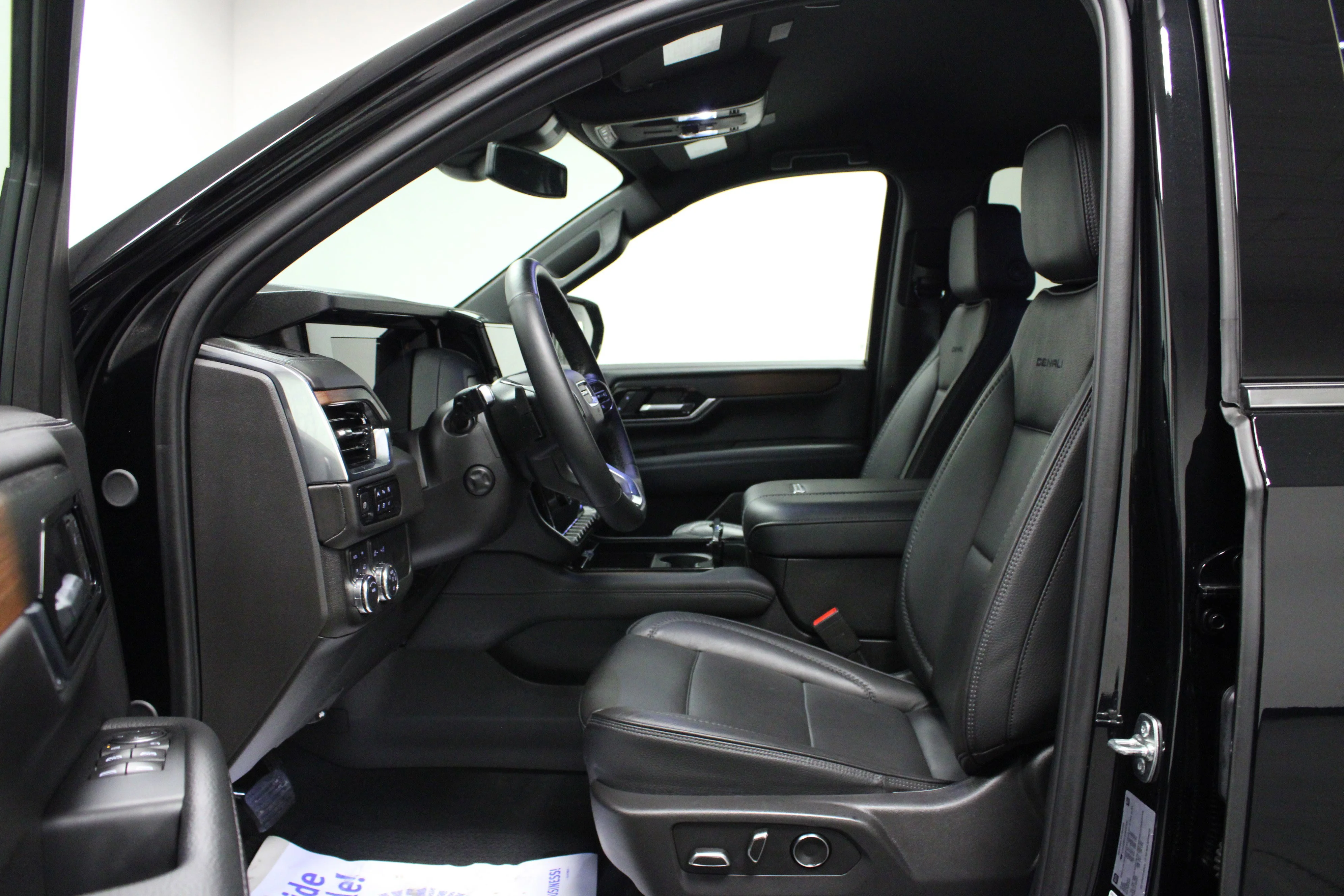 Used 2025 Onyx Black GMC Denali image 12