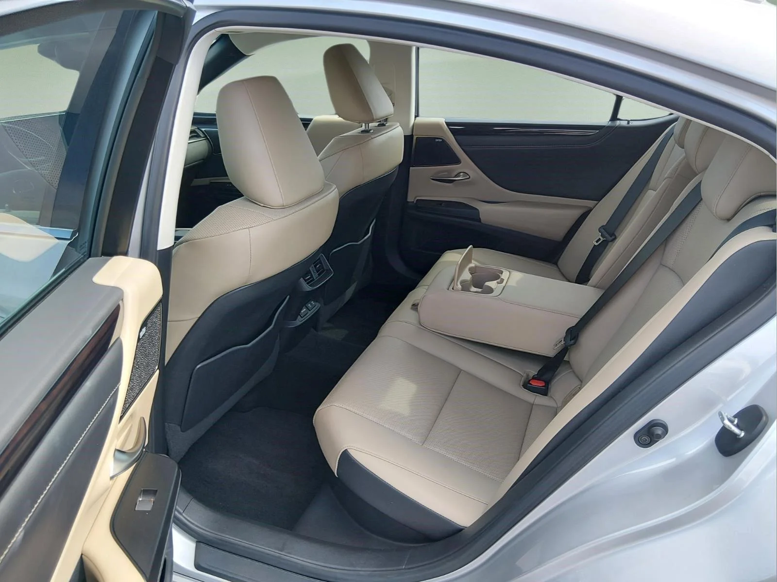 Used 2021 Silver Lining Metallic Lexus ES 300h image 20