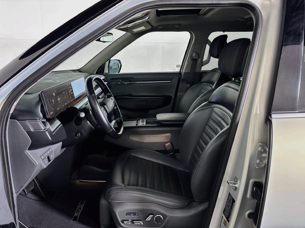 Used 2024 White Kia Land image 11