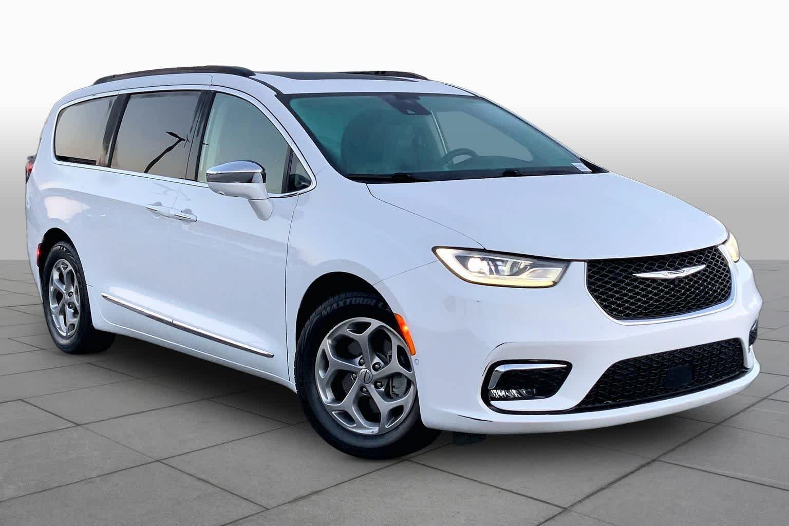 Used 2022 Bright White Clearcoat Chrysler Limited image 3