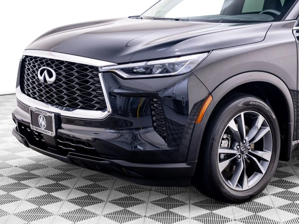 Certified Used 2023 Black INFINITI LUXE image 36