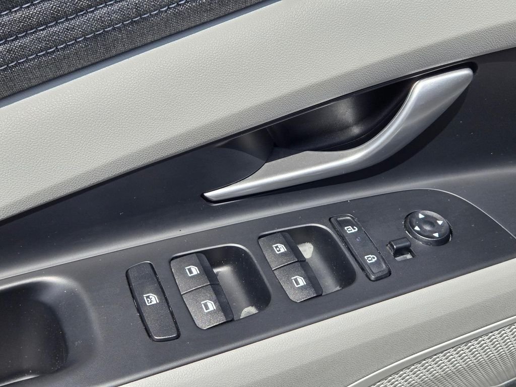 2025 Hyundai Elantra Limited - Photo 13