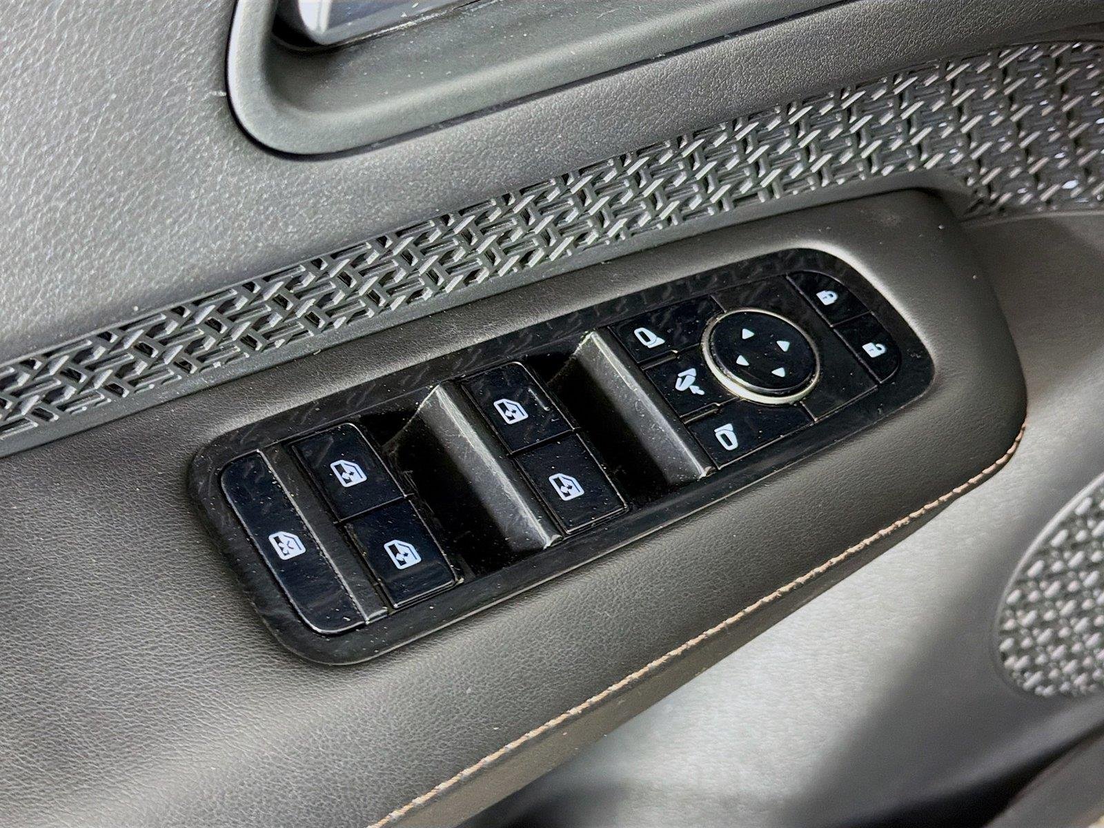 Used 2023 Gun Metallic Nissan ENGAGE image 24