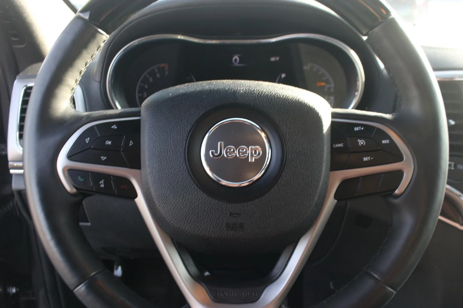 Used 2018 Grey Jeep Overland image 18