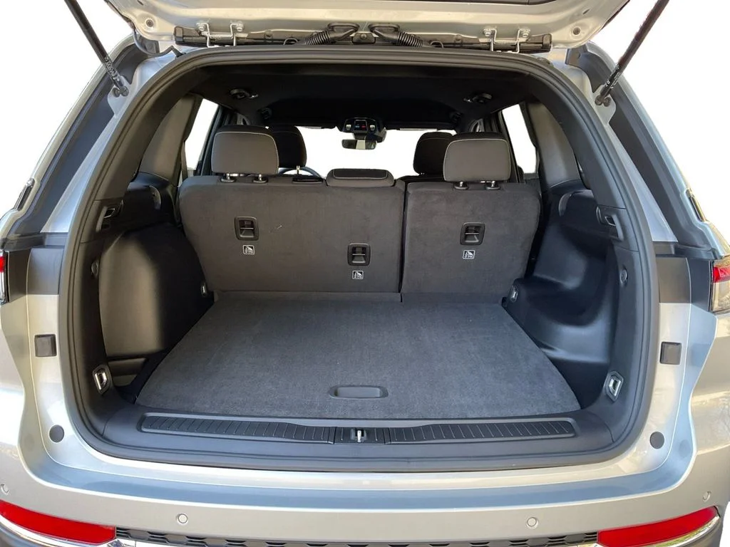 Used 2025 Silver Jeep Laredo image 13