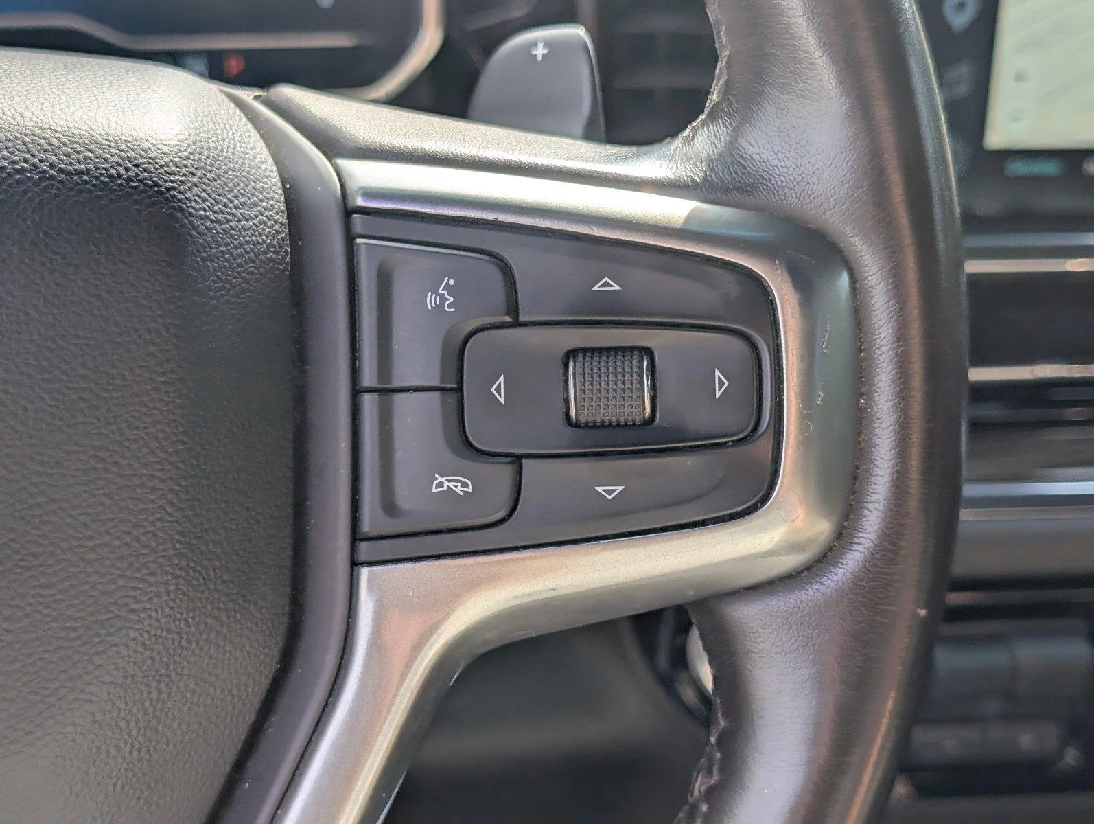 Used 2023 SUMMIT WHITE Chevrolet LT image 29