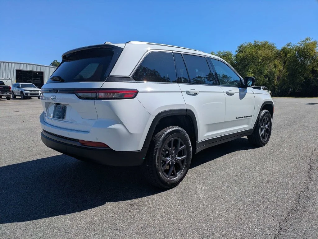 New 2027 Bright White Clear-Coat Paint Jeep  image 4