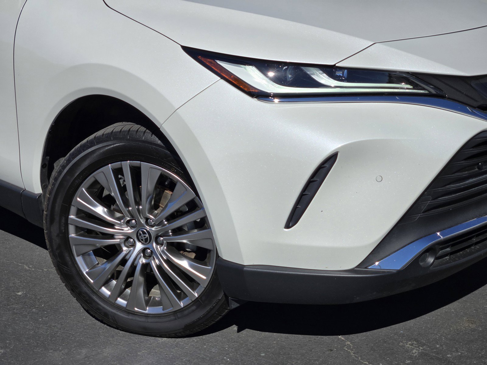 Used 2021  Toyota  image 11