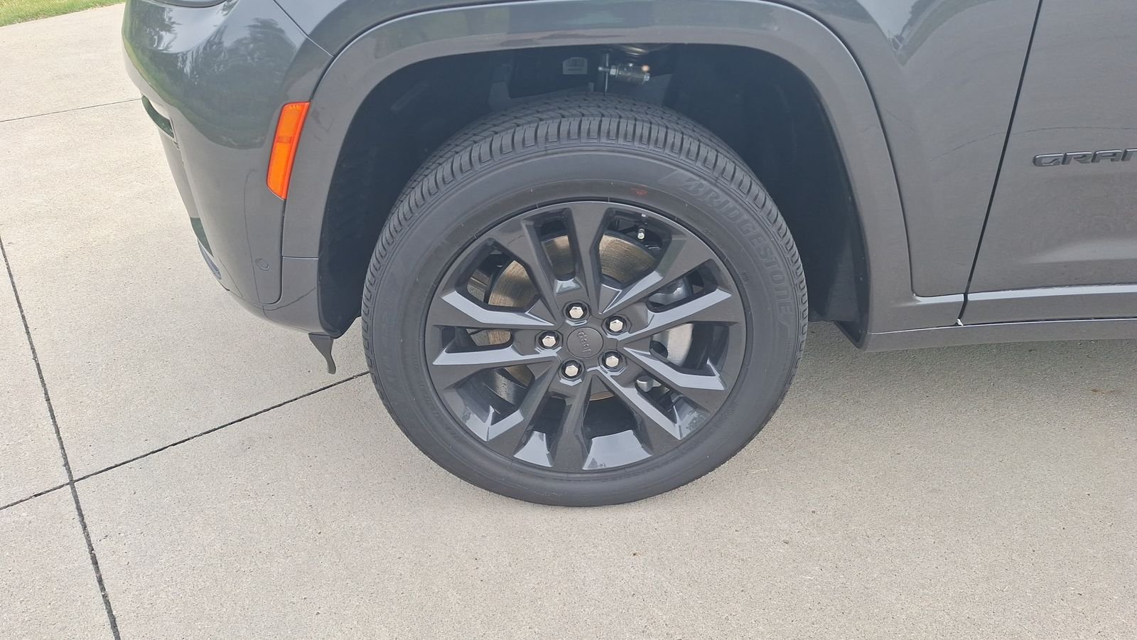 New 2026 Baltic Gray Metallic Clear-Coat Exterior Paint Jeep Limited image 9