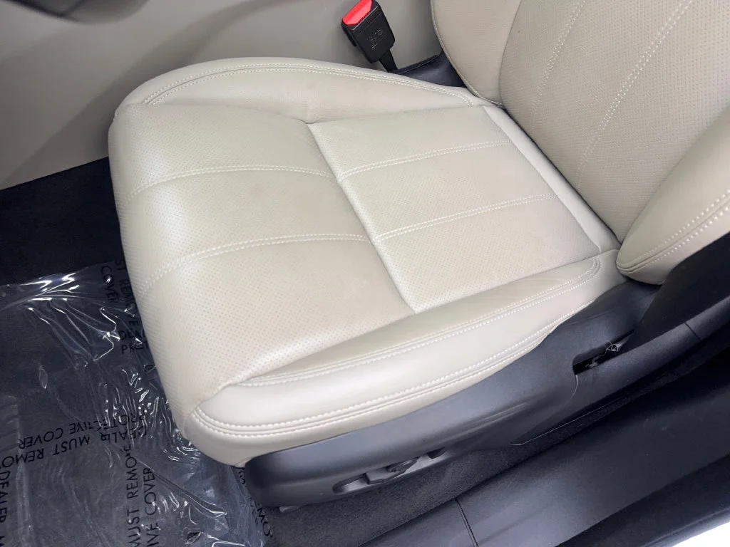 Used 2023 White Land Rover R-Dynamic S image 33