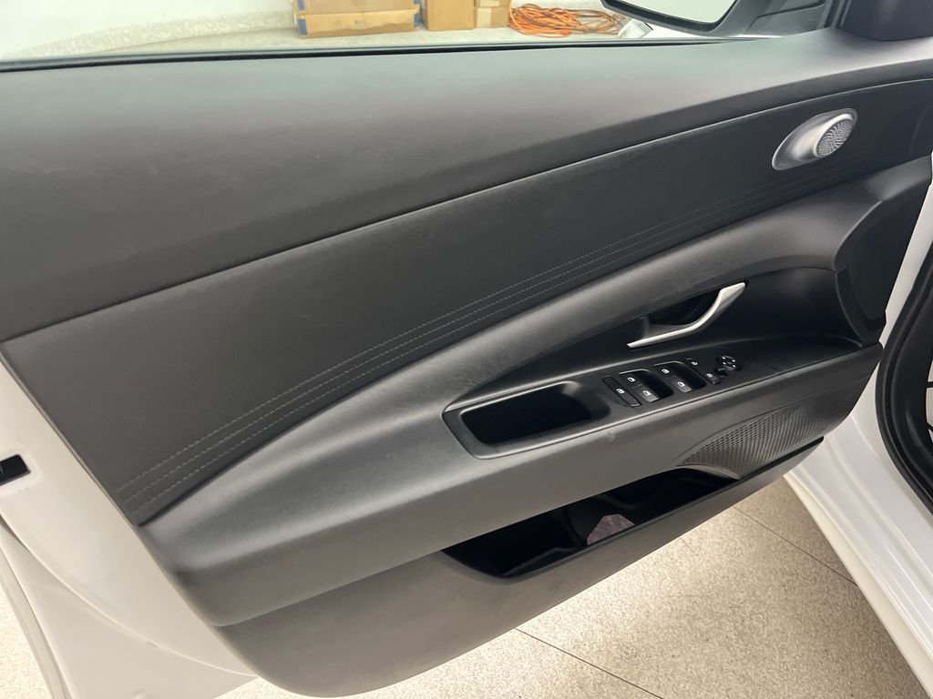 Used 2025 White Hyundai SE image 11
