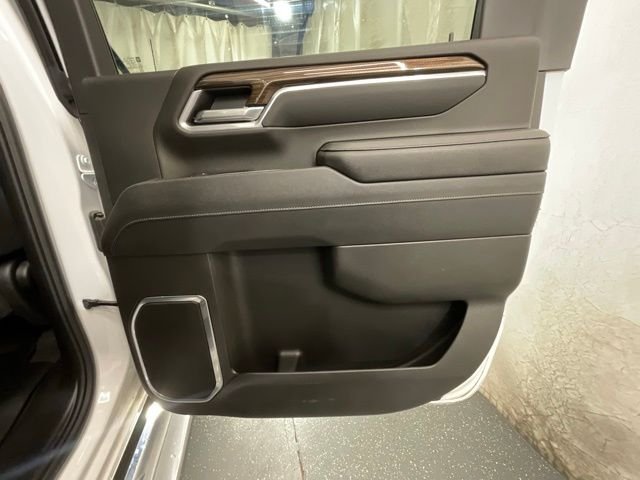 Used 2025 White Chevrolet LT image 24