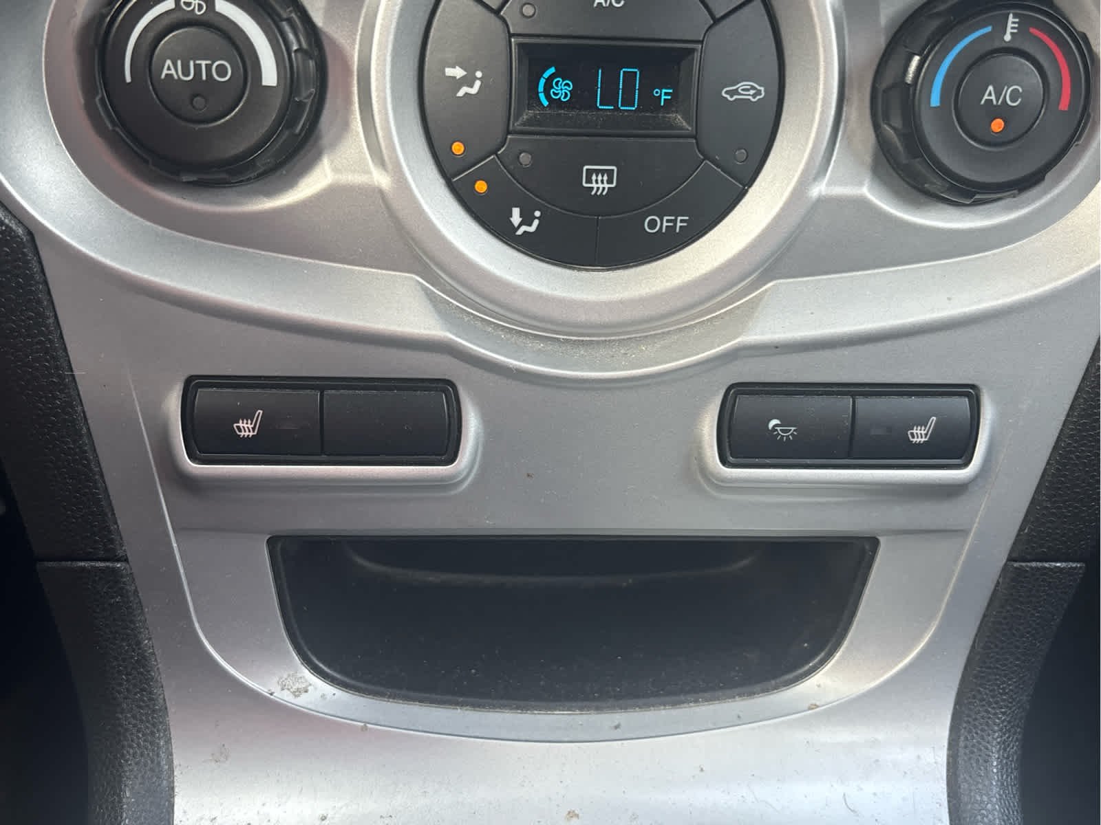 Used 2015 Ingot Silver Ford SE image 12