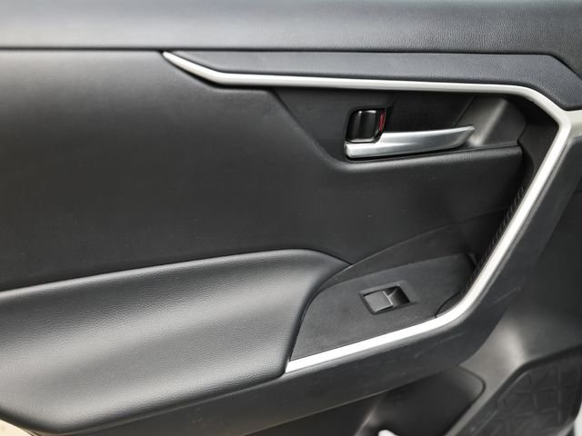Used 2025 Silver Sky Metallic Toyota XLE image 22