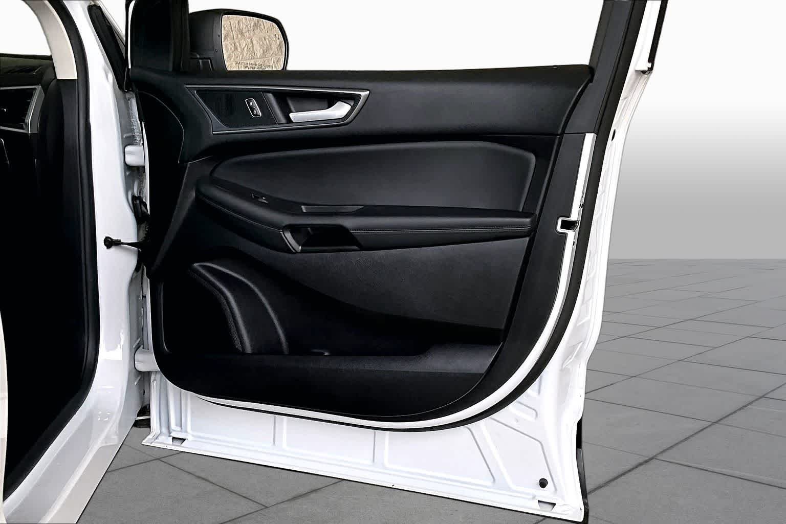 Used 2021 Oxford White Ford SE image 21