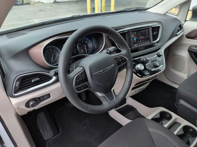 Used 2024 White Chrysler LX image 27