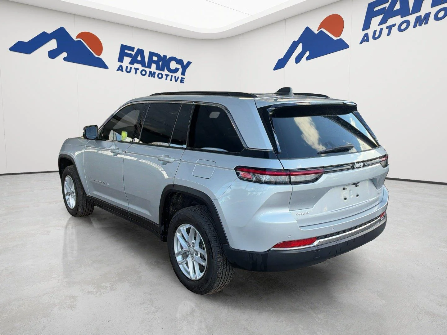 Used 2024 Silver Zynith Jeep Laredo X image 7