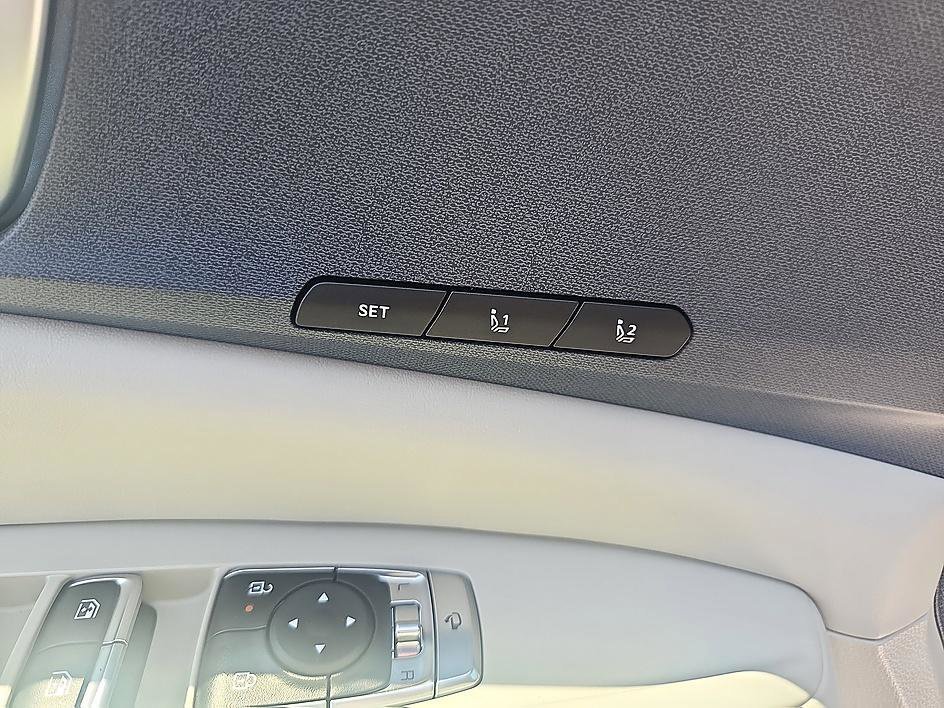 Used 2025 Snow White Pearl Kia SX image 11