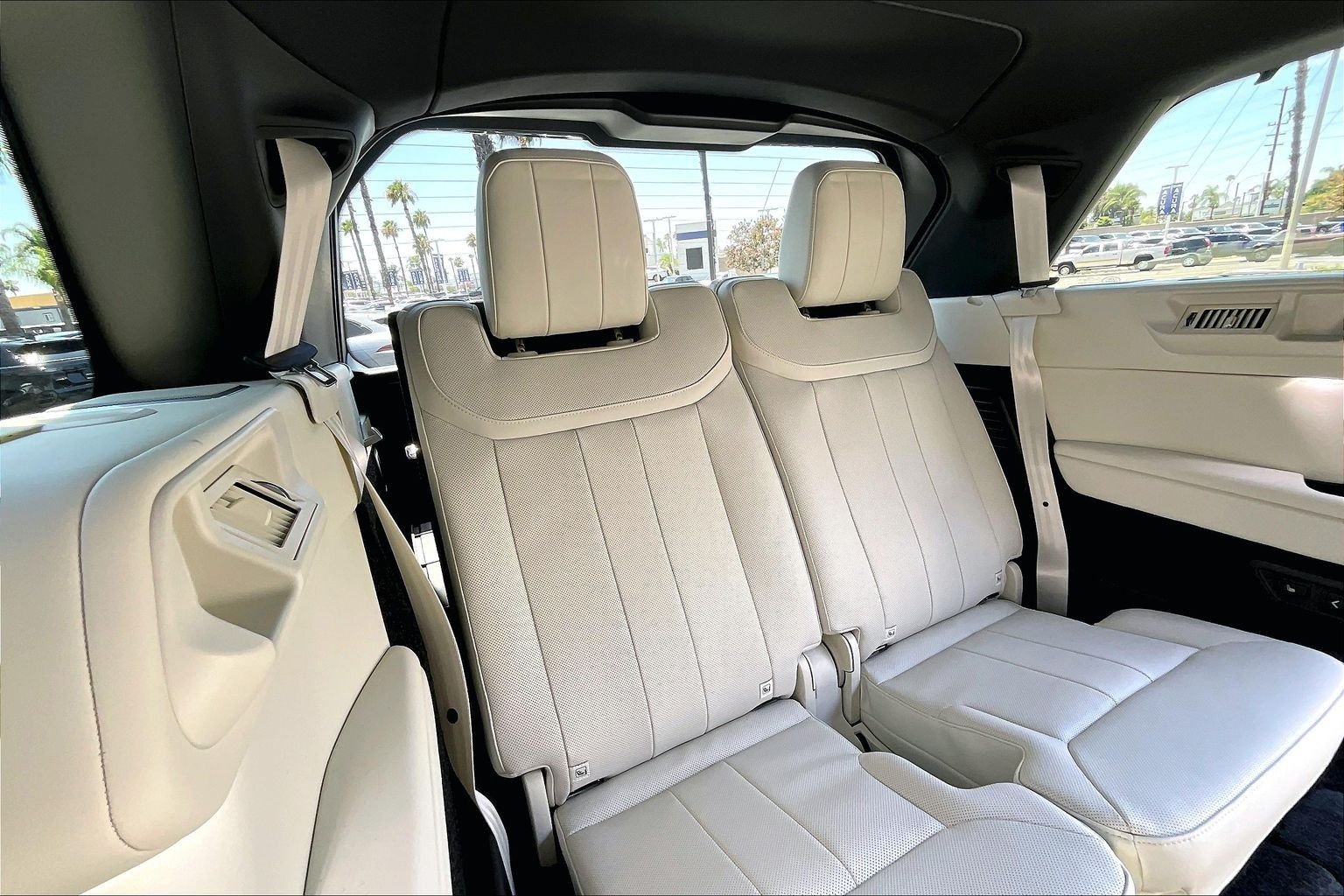 New 2026 Santorini Black LAND ROVER SE LWB 7-Seats / V8 image 11
