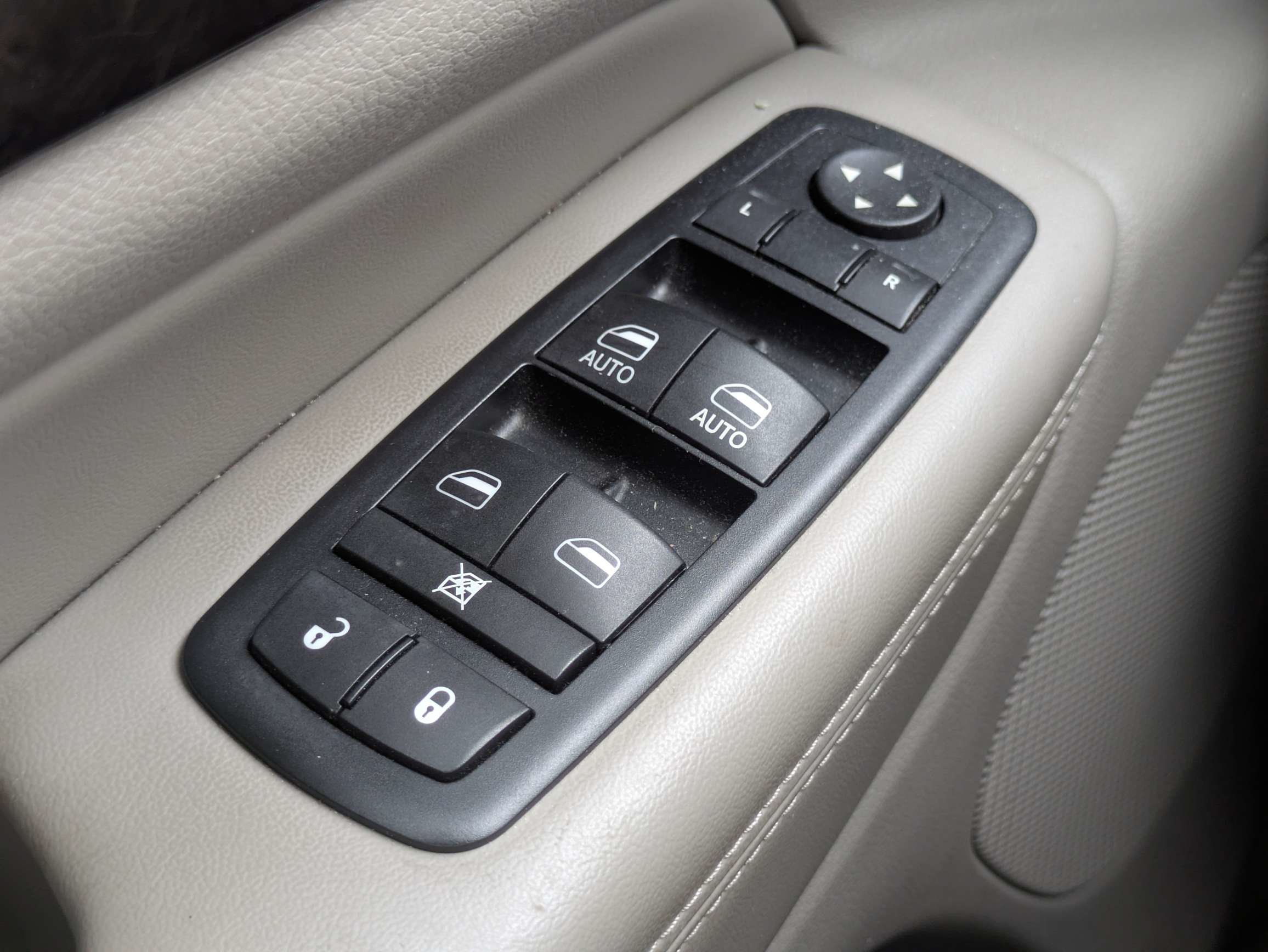 Used 2013 Gray Jeep Laredo image 20