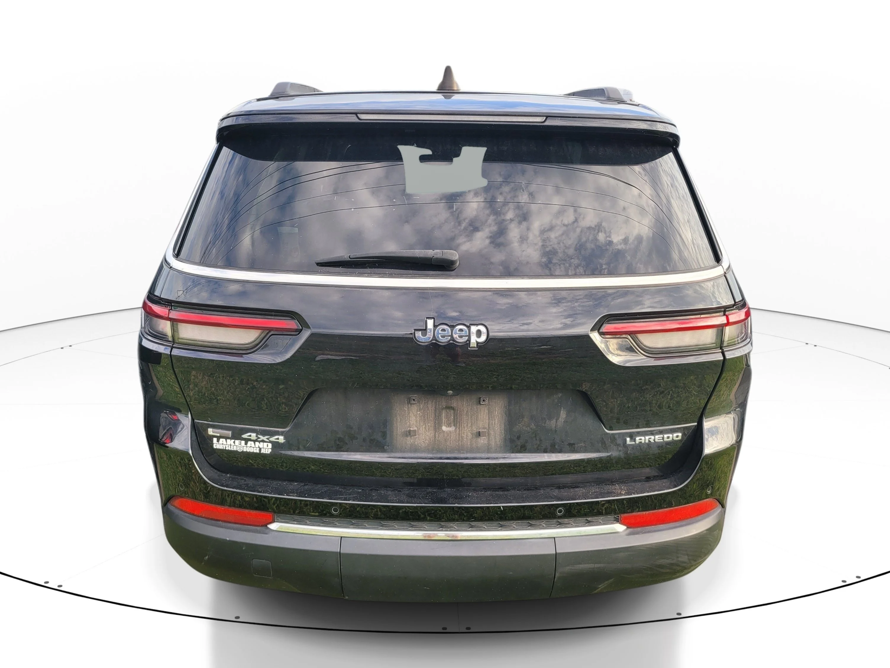 Used 2023 Diamond Black Crystal Pearlcoat Jeep Laredo image 5
