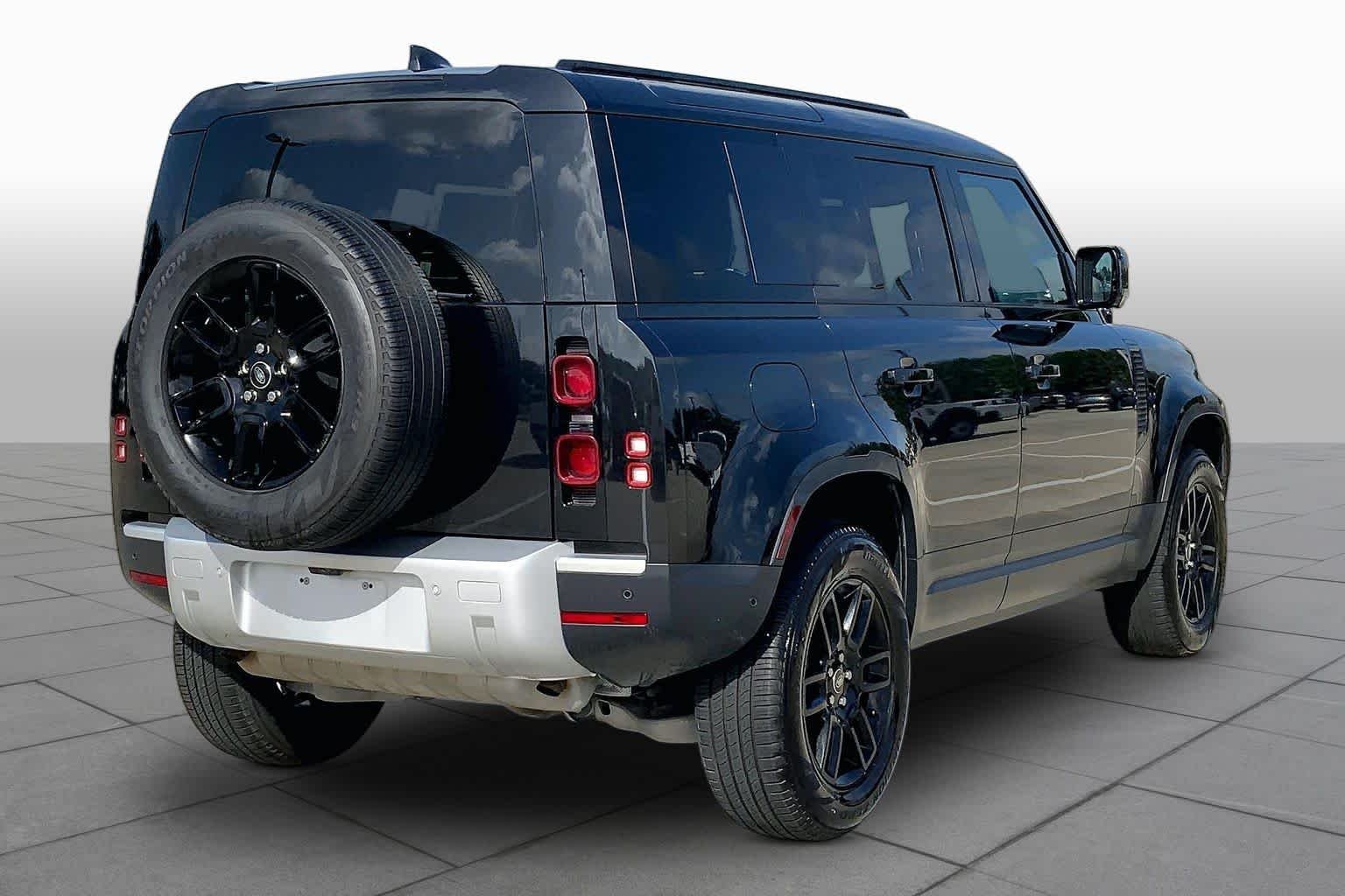 Used 2025 Santorini Black Metallic Land Rover S image 12
