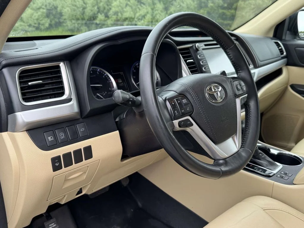 Used 2018 Blue Toyota XLE image 2